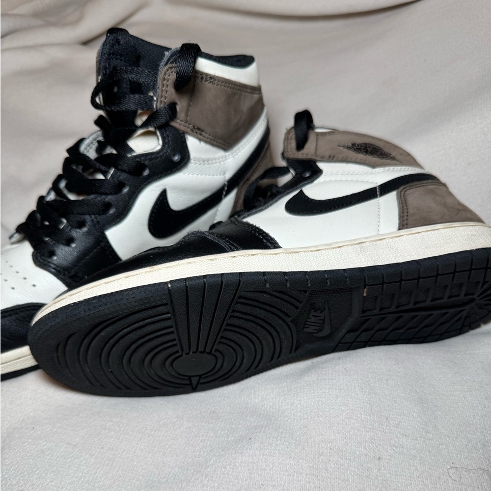 Nike Air Jordan 1 Retro High
Dark Mocha  High-Top Sneakers - Picture 3 of 3